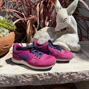 Nike Internationalist Size 8  Fuchsia/Bougainvillea/ Navy
